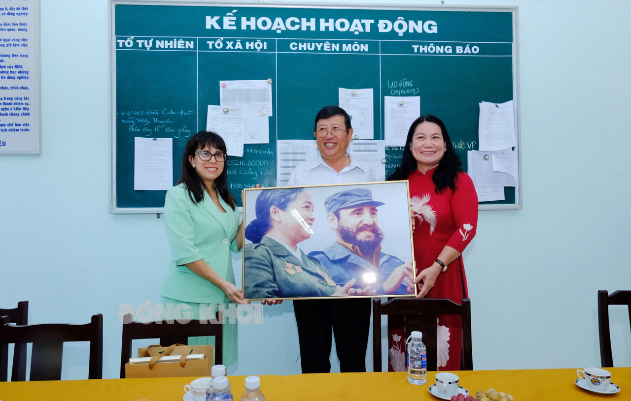 Đoàn đại biểu Tổng Lãnh sự nước Cộng hòa Cuba tại thành phố Hồ Chí Minh tặng quà lưu niệm cho Trường THCS Moncada. Ảnh: Trung Hiếu