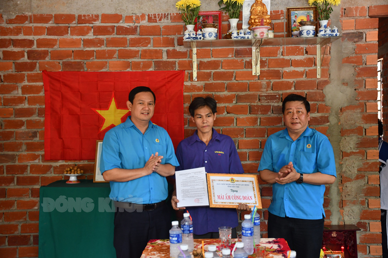 Bàn giao nhà Mái ấm công đoàn năm 2023 Trao giấy chứng nhận nhà cho công nhân Cao Thanh Nhàn.