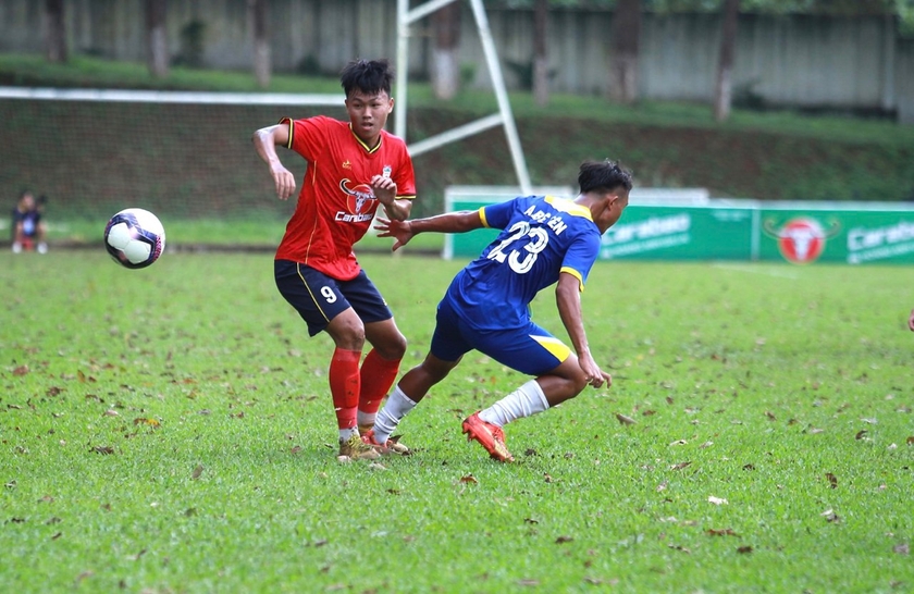 U21 HAGL (đỏ) với nhiều cầu thủ U18 đã gặp nhiều khó khăn trước những đối thủ.