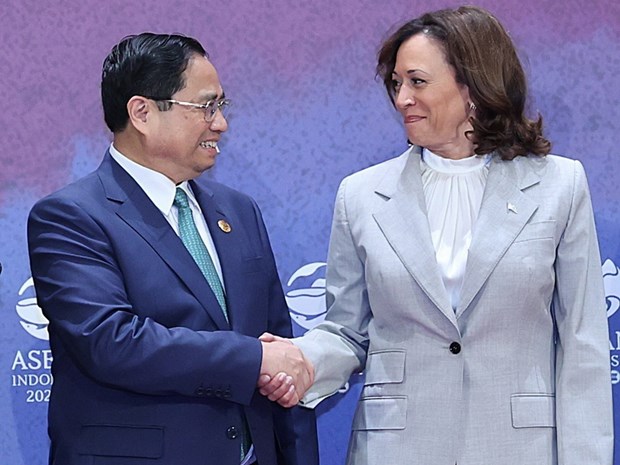 Thủ tướng Phạm Minh Chính và Phó Tổng thống Hoa Kỳ, Kamala Harris gặp gỡ nhân dịp dự Hội nghị Cấp cao ASEAN 43 và các Hội nghị Cấp cao liên quan tại Jakarta, Indonesia. Ảnh: Dương Giang/TTXVN