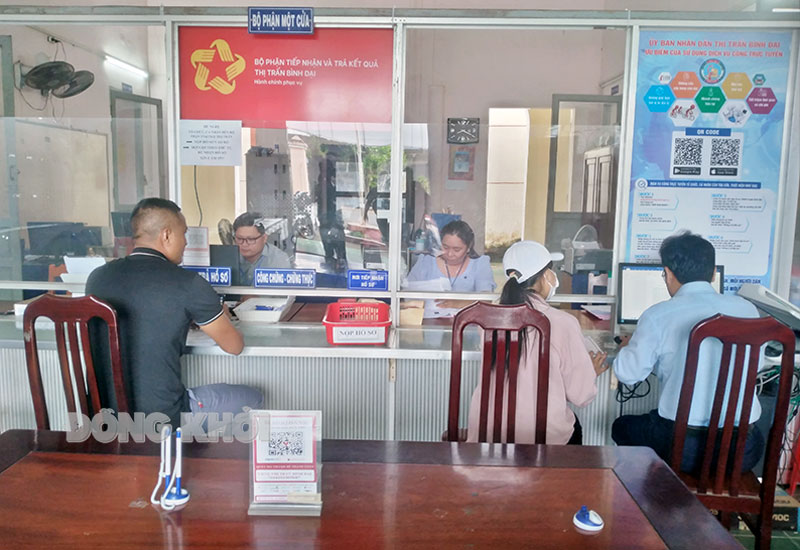 Những thông tin cần biết về thực hiện 2 nhóm thủ tục hành chính liên thông Người dân đến thực hiện thủ tục hành chính tại bộ phận một cửa thị trấn Bình Đại.