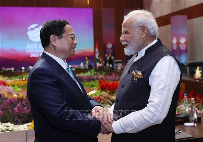 Thủ tướng Phạm Minh Chính trao đổi với Thủ tướng Ấn Độ Narendra Modi tại Hội nghị Cấp cao ASEAN – Ấn Độ lần thứ 20. Ảnh: Dương Giang/TTXVN