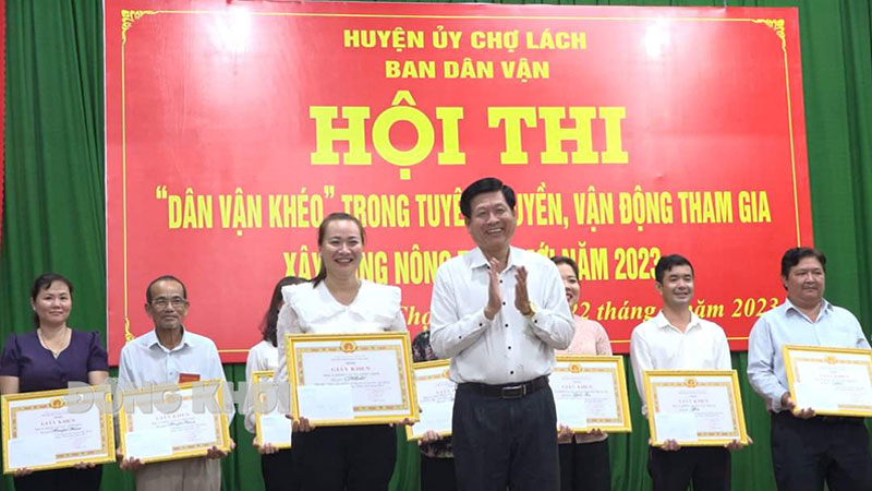 Phó bí thư Thường trực Huyện ủy Chợ Lách Trần Văn Đém trao giấy khen cho các đơn vị đạt giải trong hội thi “Dân vận khéo” huyện.  Ảnh: Việt Cường