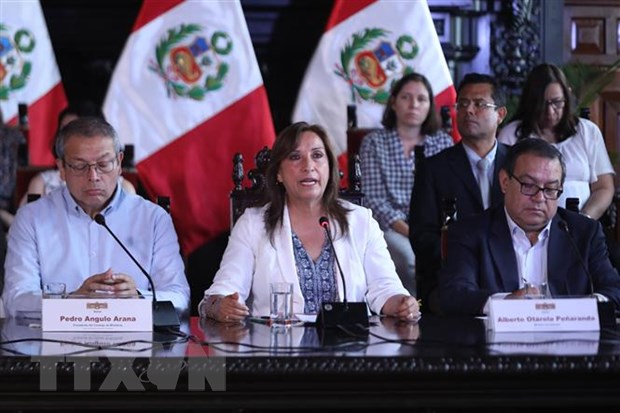 Tổng thống Peru Dina Boluarte bất ngờ tiến hành cải tổ nội các Tổng thống Peru Dina Boluarte (giữa) tại một cuộc họp ở Lima, Peru. (Ảnh: AFP/TTXVN)