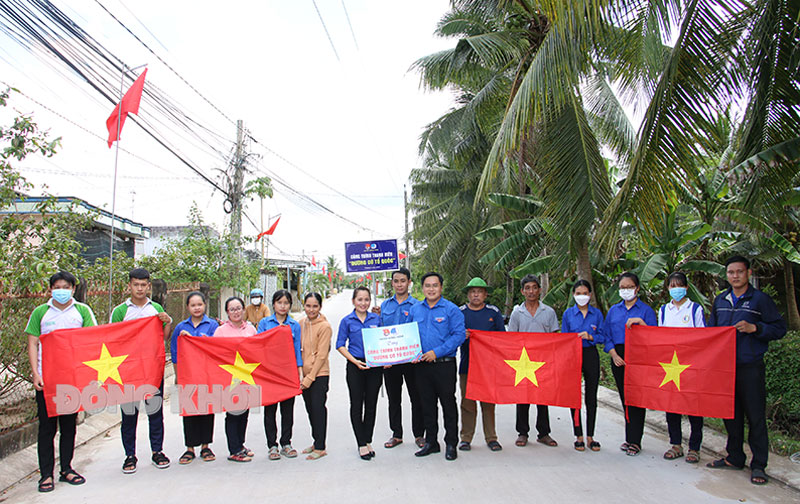 Khánh thành công trình “Đường cờ Tổ quốc” với chiều dài 2km tại xã Bình Thành, huyện Giồng Trôm. Ảnh: Chương Đài