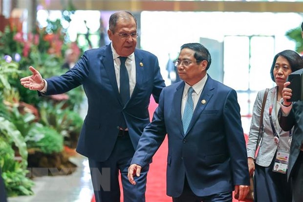 Thủ tướng Phạm Minh Chính và Ngoại trưởng Nga Sergei Lavrov. (Ảnh: Dương Giang/TTXVN)