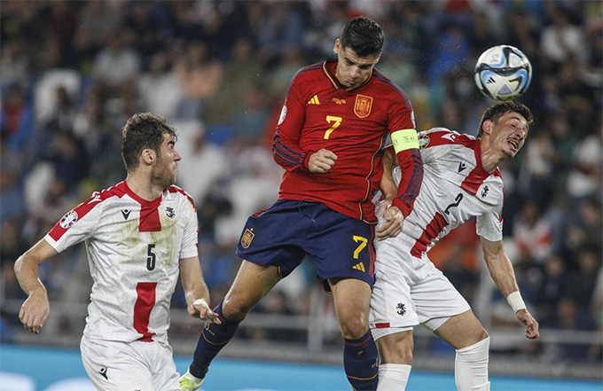 Bruno Fernandes tỏa sáng thay Ronaldo Morata tỏa sáng rực rỡ với 1 hat-trick