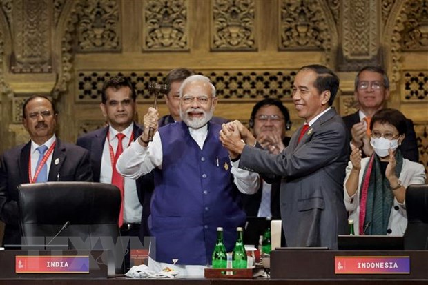 Tổng thống Indonesia Joko Widodo trao búa chuyển giao cương vị Chủ tịch G20 cho Thủ tướng Ấn Độ Narendra Modi tại lễ bế mạc Hội nghị G20 ở Bali (Indonesia), ngày 16-11-2022. (Ảnh: AFP/TTXVN)