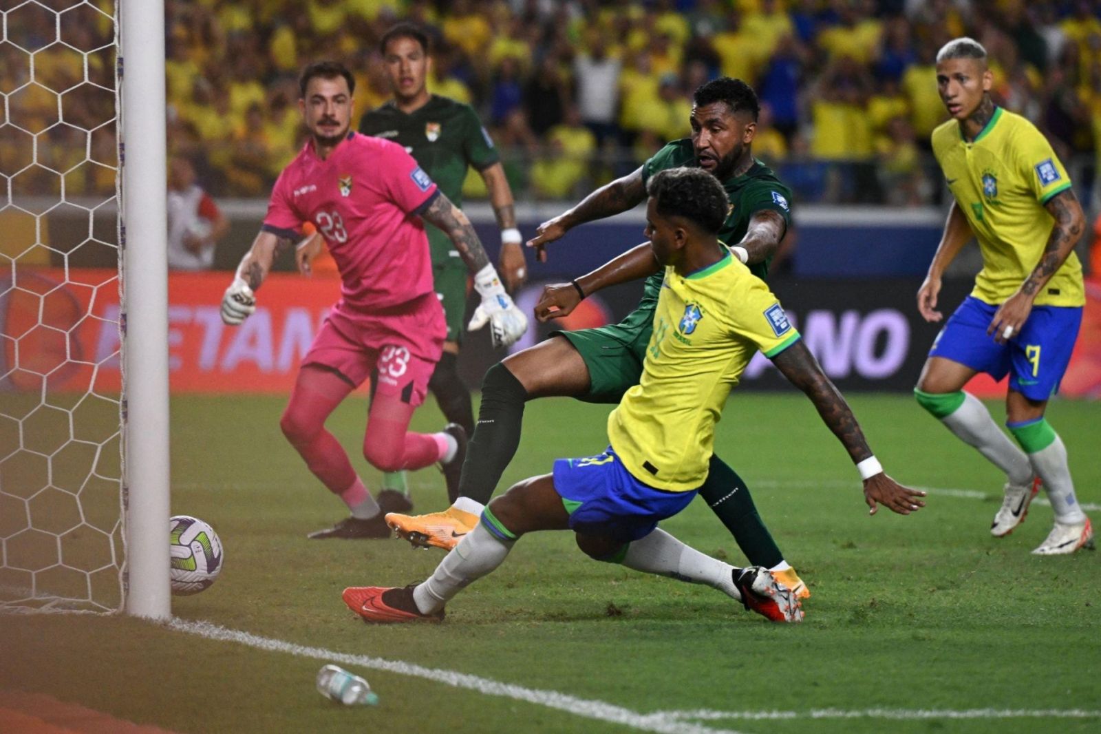 Rodrygo mở tỷ số cho ĐT Brazil từ một pha chớp thời cơ nhạy cảm (ảnh: Getty)