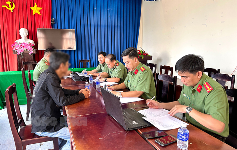 Lực lượng công an làm việc với N.V.T.