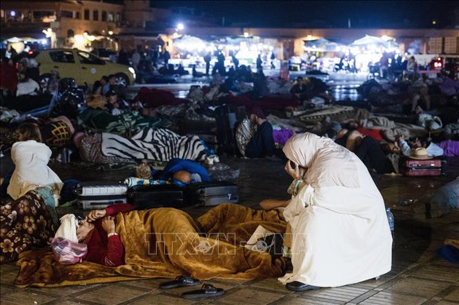 Động đất tại Maroc: Số người thiệt mạng lên tới 820 người Người dân nghỉ tạm bên ngoài một quảng trường do lo ngại dư chấn sau trận động đất ở Marrakesh, Maroc, ngày 9-9-2023. Ảnh: AFP/TTXVN