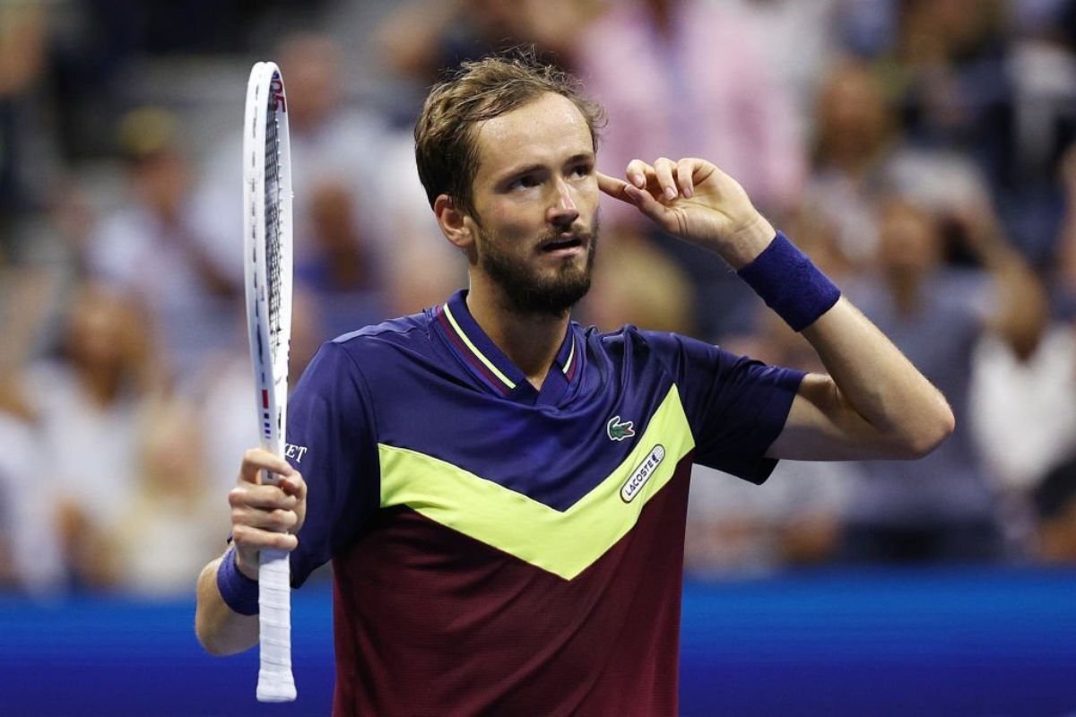 Medvedev chính thức biến Carlos Alcaraz thành "cựu vượng" US Open 2023. (Ảnh: Getty)