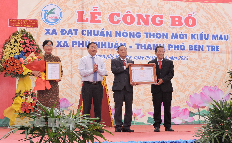 Giám đốc Sở Nông nghiệp và Phát triển nông thôn Đoàn Văn Đảnh trao bằng công  nhận xã nông thôn mới kiểu mẫu cho đại diện lãnh đạo xã Phú Nhuận.