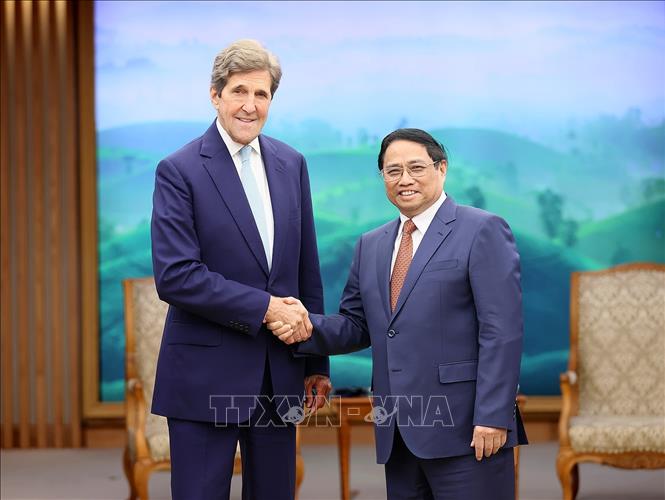 Thủ tướng Phạm Minh Chính tiếp Đặc phái viên của Tổng thống Hoa Kỳ về Khí hậu John Kerry. Ảnh: Dương Giang/TTXVN