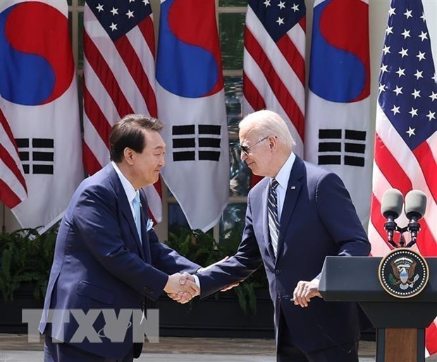 Tổng thống Mỹ Joe Biden (phải) trong cuộc họp báo chung với người đồng cấp Hàn Quốc Yoon Suk Yeol tại Washington DC., ngày 26-4-2023. (Ảnh: Yonhap/TTXVN)