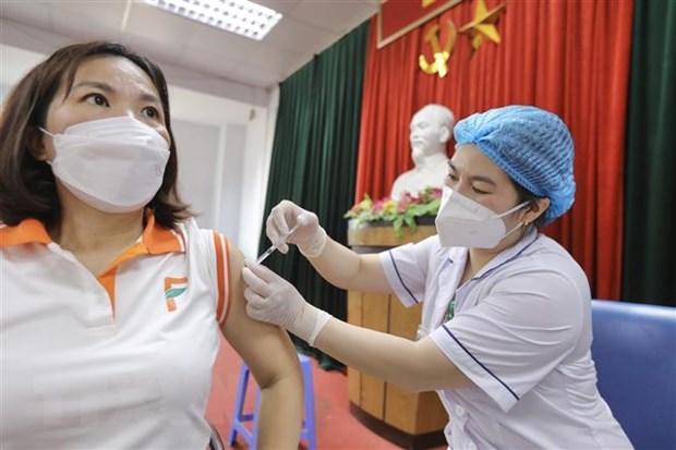 Ngày 9-9-2023, cả nước ghi nhận 63 ca mắc mới COVID-19, 5 ca khỏi bệnh Tiêm vaccine phòng COVID-19 cho người dân tại Hà Nội. (Ảnh: Minh Quyết/TTXVN)