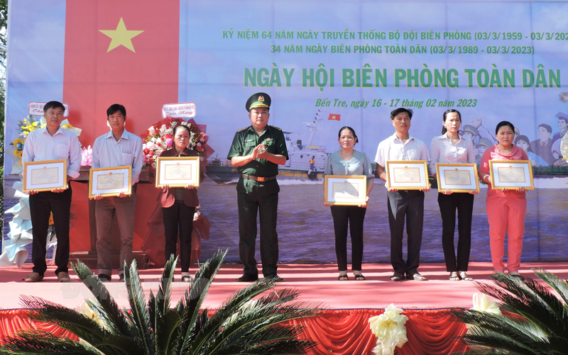 Người dân thị trấn Tiệm Tôm (Ba Tri) nhận giấy khen nhân Ngày hội Biên phòng toàn dân năm 2023.