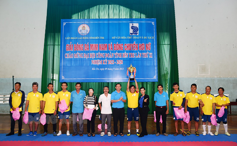 Bế mạc Giải Bóng đá, Bóng chuyền chào mừng Đại hội công đoàn tỉnh Trao giải nhất môn Bóng đá Mini nam cho đội Liên quân Liên đoàn Lao động huyện Mỏ Cày Nam, Thạnh Phú và Chợ Lách.