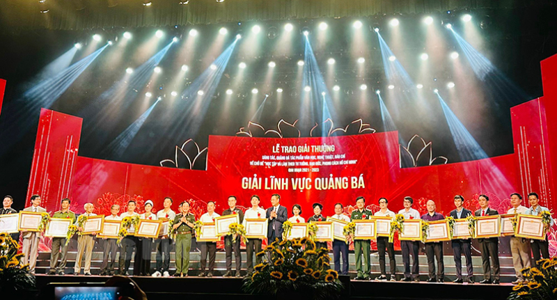 Ban Chỉ đạo trao giải thưởng quảng bá. Ảnh CTV