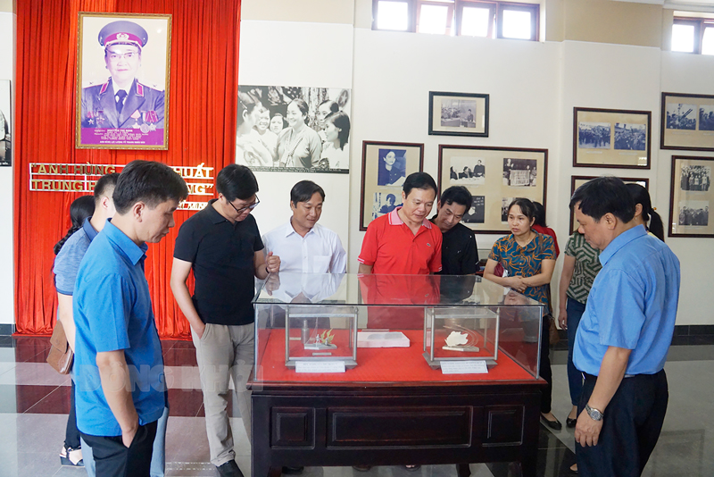 Nữ tướng Nguyễn Thị Định - vị nữ tướng của lòng dân Du khách đến tham quan, tìm hiểu tại Nhà trưng bày của Khu lưu niệm Nguyễn Thị Định (xã Lương Hòa, Giồng Trôm). Ảnh: Ánh Nguyệt