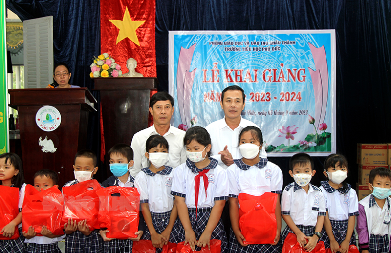 Lãnh đạo huyện Châu Thành trao quà cho học sinh Trường Tiểu học Phú Đức trong ngày khai giảng năm học 2023-2024.