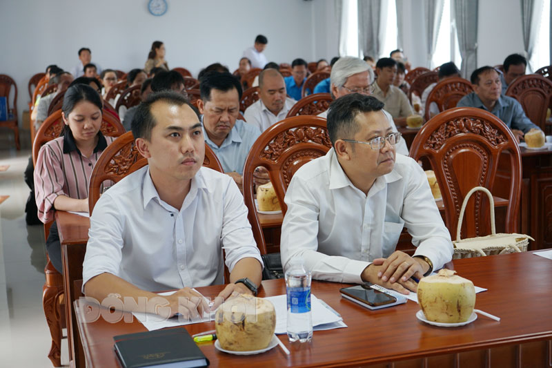 Họp bàn giải pháp xây dựng và khai thác tuyến du lịch chợ nổi dừa sông Thom
