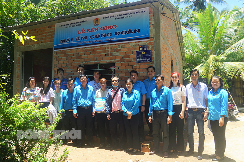 Liên đoàn Lao động Quận 1 (TP. Hồ Chí Minh) phối hợp Liên đoàn Lao động tỉnh trao nhà “Mái ấm công đoàn” cho hộ chị Phan Thu Trang.