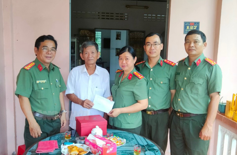 Nhiều hoạt động hướng đến kỷ niệm 75 năm Ngày truyền thống ngành Kiểm tra Đảng Thăm hỏi, tặng quà Thượng tá Nguyễn Văn Thiện - nguyên Ủy viên Ủy ban Kiểm tra Đảng ủy Công an tỉnh.