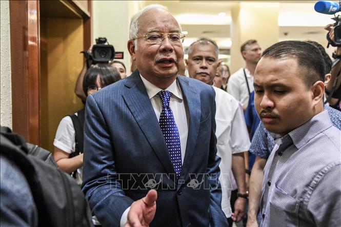 Cựu Thủ tướng Malaysia Najib Razak (giữa) tới phiên tòa ở Kuala Lumpur ngày 28-8-2019. Ảnh tư liệu: AFP/TTXVN