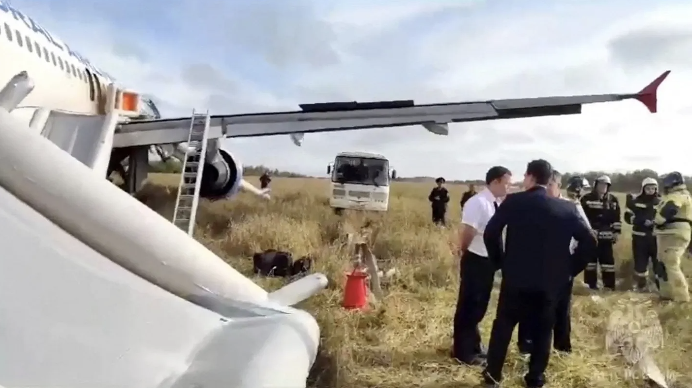 Chiếc máy bay Airbus A320 của hãng hàng không Ural Airlines gặp trục trặc phải hạ cánh xuống cánh đồng. Ảnh: Bộ Tình huống khẩn cấp Liên bang Nga