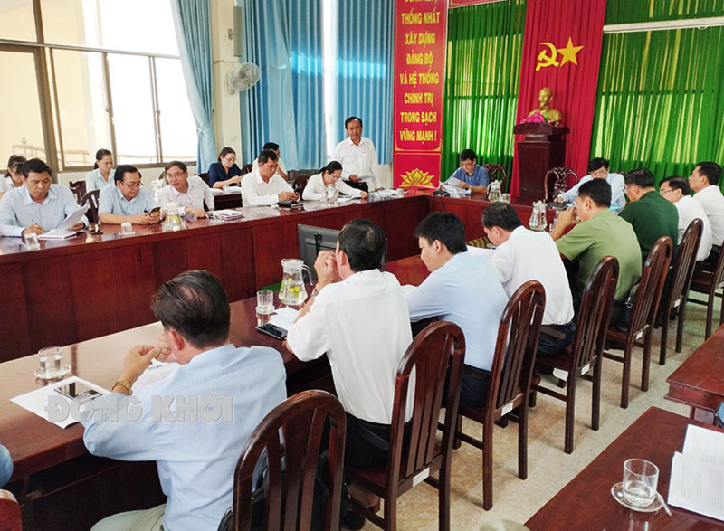Đại diện Văn phòng Điều phối chương trình xây dựng nông thôn mới huyện báo cáo kết quả thực hiện 19 tiêu chí xã nông thôn mới Hòa Lợi.