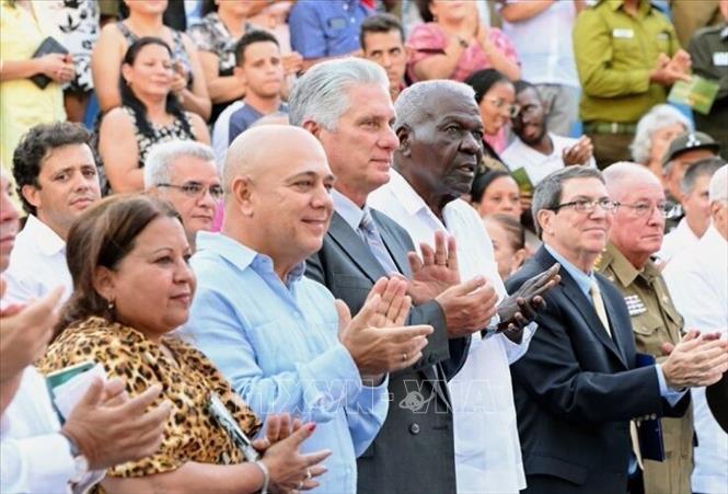 Bí thư thứ nhất Ban Chấp hành Trung ương Đảng Cộng sản và Chủ tịch Cuba Miguel Díaz-Canel cùng nhiều đồng chí lãnh đạo cấp cao của Cuba dự Lễ kỷ niệm. Ảnh: TTXVN phát