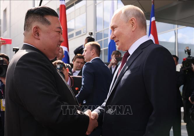 Tổng thống Nga Vladimir Putin (phải) và nhà lãnh đạo Triều Tiên Kim Jong Un (trái) trong cuộc gặp tại Sân bay vũ trụ Vostochny ở vùng Amur, Viễn Đông (Nga), ngày 13-9-2023. Ảnh: AFP/TTXVN