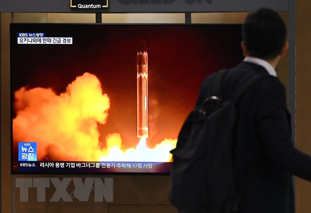 Hình ảnh do truyền thông Hàn Quốc phát trên truyền hình ở Seoul về vụ phóng thử một tên lửa của Triều Tiên, ngày 24-8-2023. (Ảnh: AFP/TTXVN)