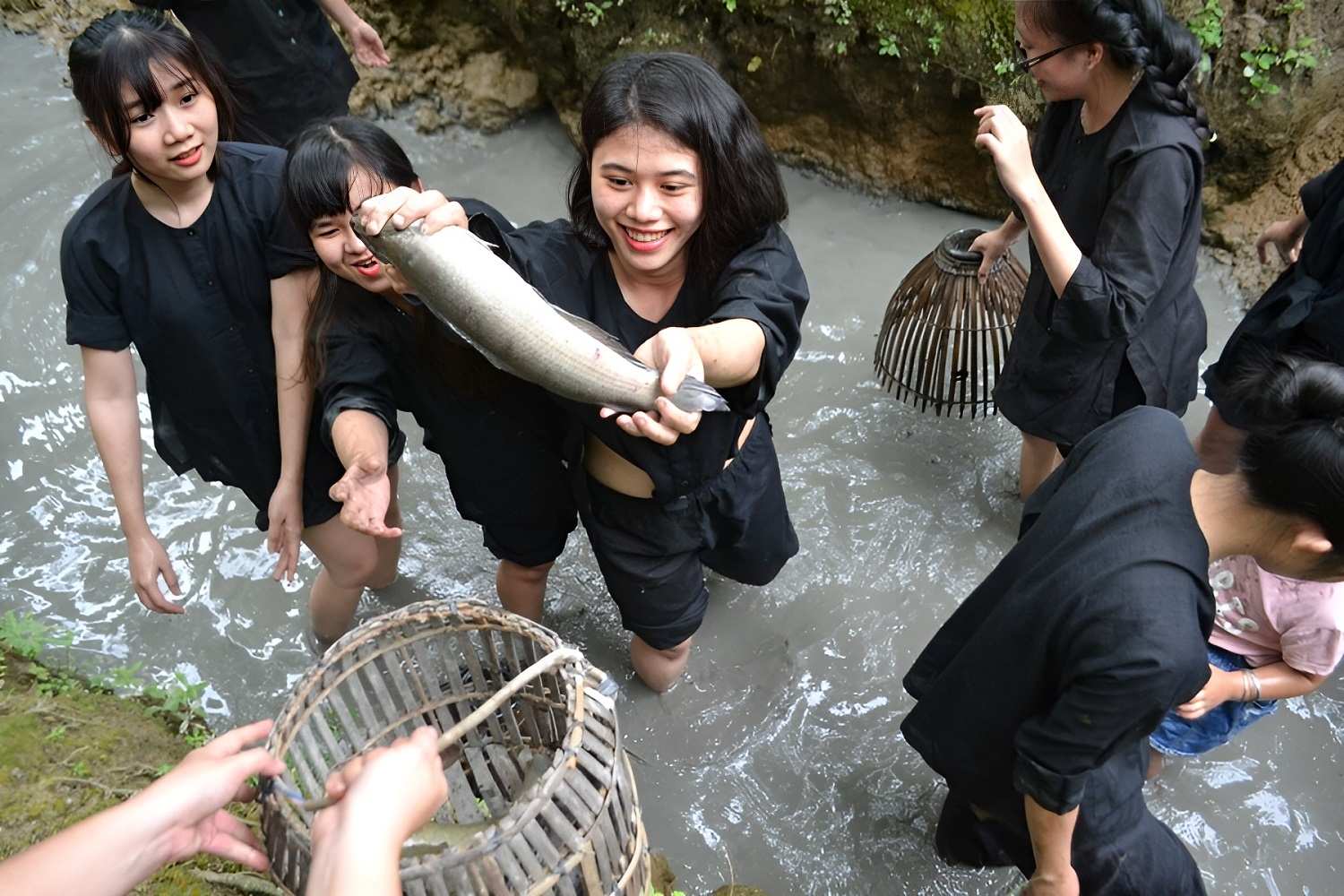 Đi du lịch trải nghiệm ở Bến Tre với thú vui bắt cá Trải nghiệm tát mương bắt cá