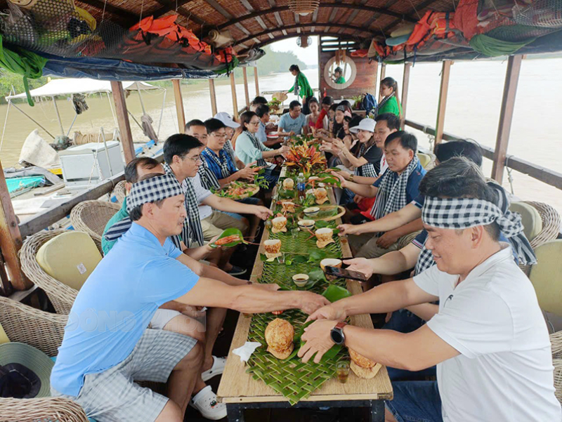Phát triển du lịch TP. Bến Tre năm 2023 Du khách trải nghiệm văn hóa sông nước TP. Bến Tre. Ảnh: V. Phong