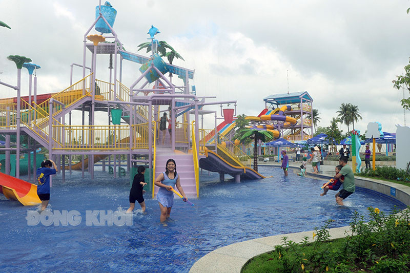 Phát triển du lịch TP. Bến Tre năm 2023 Du khách vui chơi tại công viên nước TTC Mekong Aqua Park, xã Phú Hưng. Ảnh: Thạch Thảo