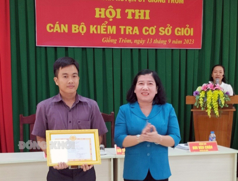 Trao giải nhất cho thí sinh Từ Minh Đức - ủy viên Ủy ban kiểm tra Đảng ủy Trường THPT Nguyễn Trãi. Ảnh: Thúy Vân.