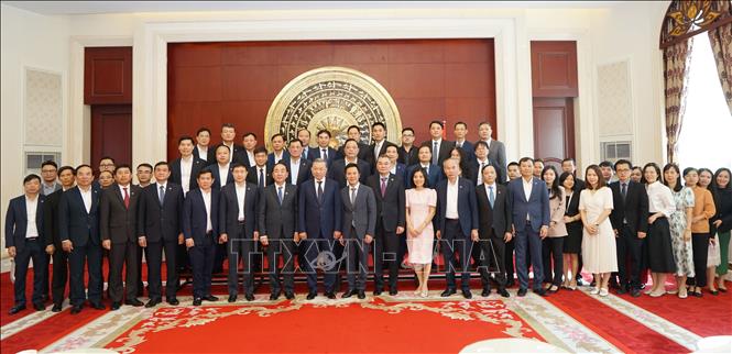 Bộ trưởng Bộ Công an Tô Lâm tiếp tục thăm và làm việc tại Trung Quốc Bộ trưởng Bộ Công an Tô Lâm chụp hình lưu niệm với cán bộ, nhân viên Đại sứ quán Việt Nam tại Trung Quốc. Ảnh: TTXVN phát