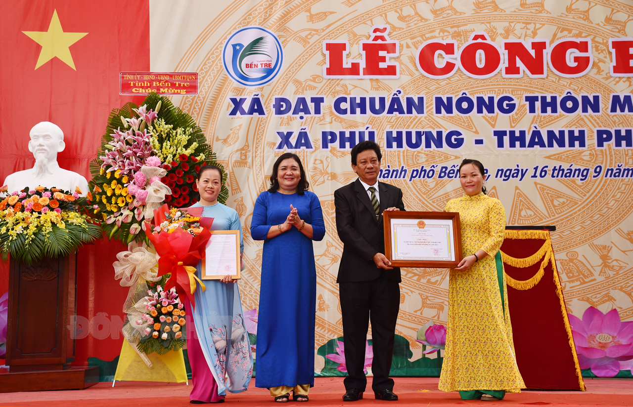 Phó bí thư Thường trực Tỉnh ủy - Chủ tịch HĐND tỉnh Hồ Thị Hoàng Yến trao bằng công nhận NTM nâng cao cho xã Phú Hưng, TP. Bến Tre.