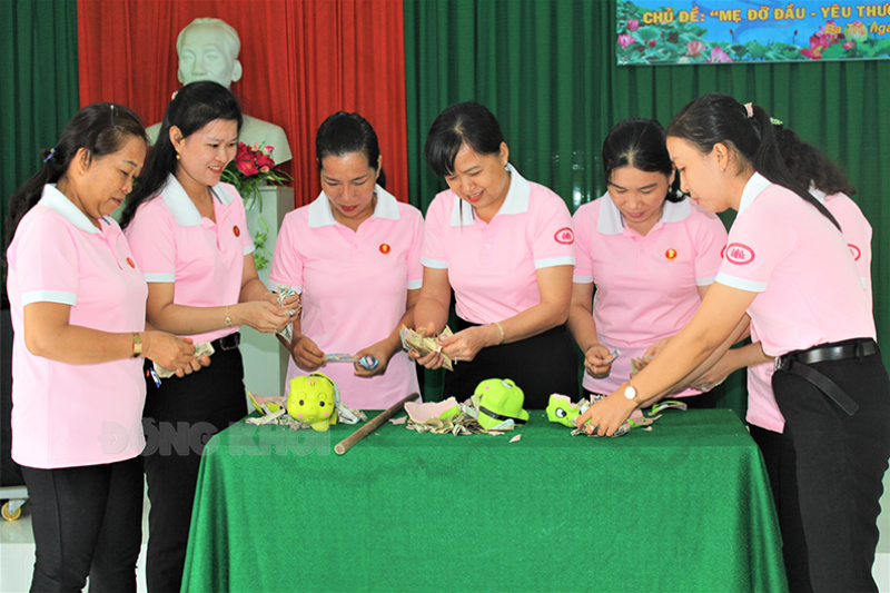 Câu lạc bộ Gương điển hình “Học tập và làm theo gương Bác” - Hội Liên hiệp Phụ nữ huyện Ba Tri khui “Heo đất tiết kiệm”.