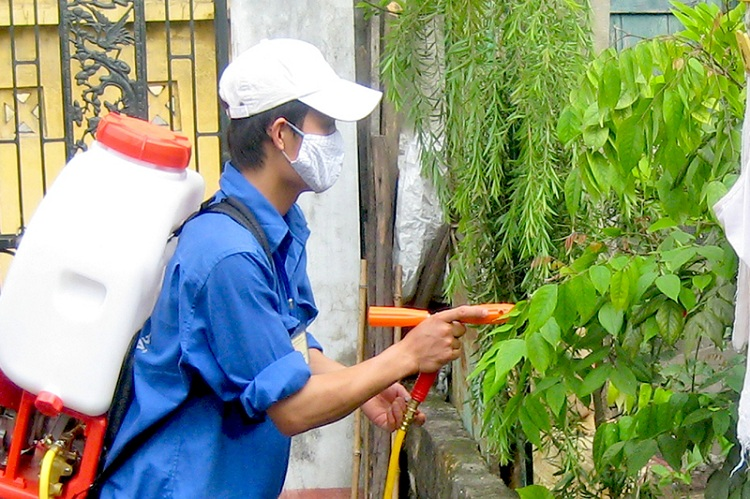 Nhân viên của Diệt côn trùng Anh Thư đang  phun thuốc diệt côn trùng