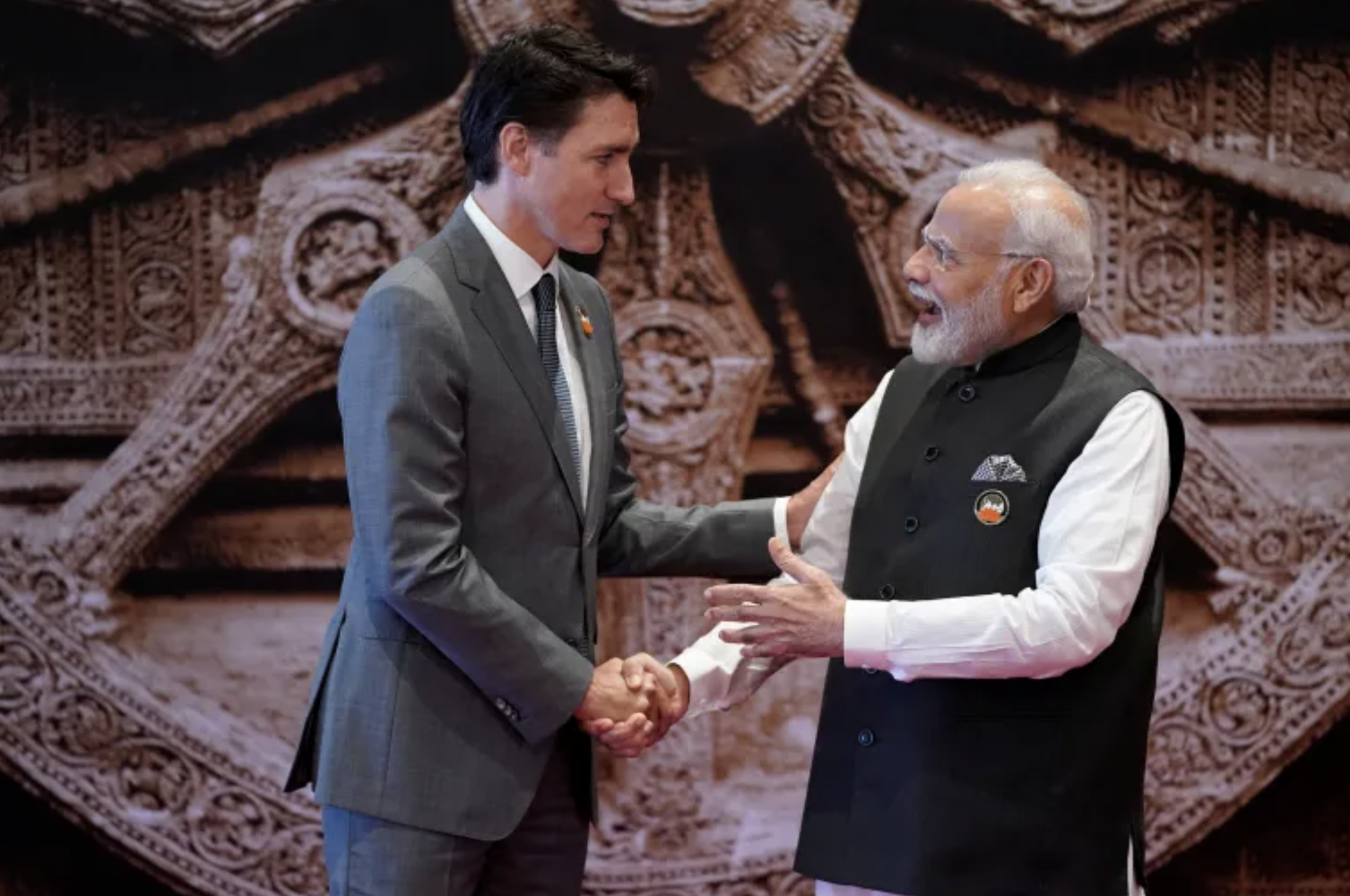 Thủ tướng Ấn Độ Narendra Modi chào mừng Thủ tướng Canada Justin Trudeau trong Hội nghị Thượng đỉnh G20 ở New Delhi. Ảnh: Reuters