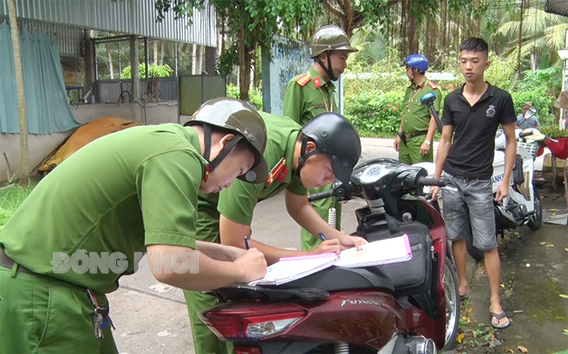 Công an xã Định Thủy tuần tra, đảm bảo an ninh trật tự trên địa bàn.