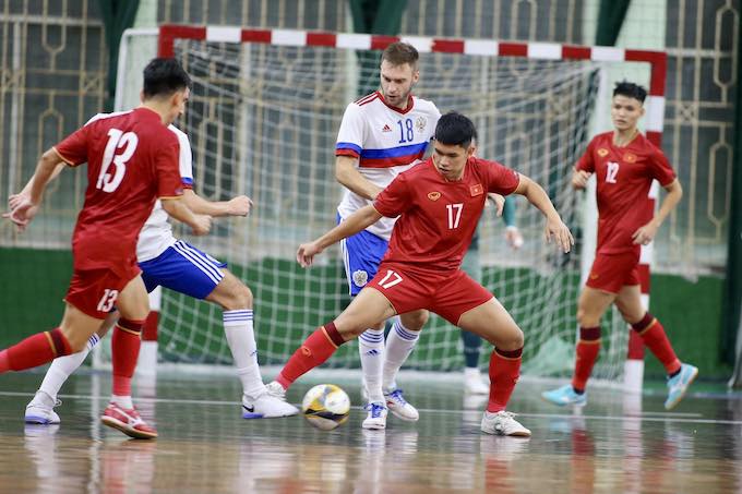 Cầu thủ futsal Việt Nam đi bóng trước ĐT futsal Nga