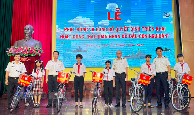 Các em học sinh được tặng xe đạp để tiếp tục đến trường.