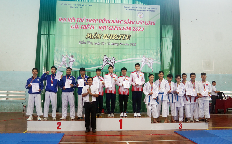 Ban tổ chức trao huy chương cho các vận động viên ở các nội dung.