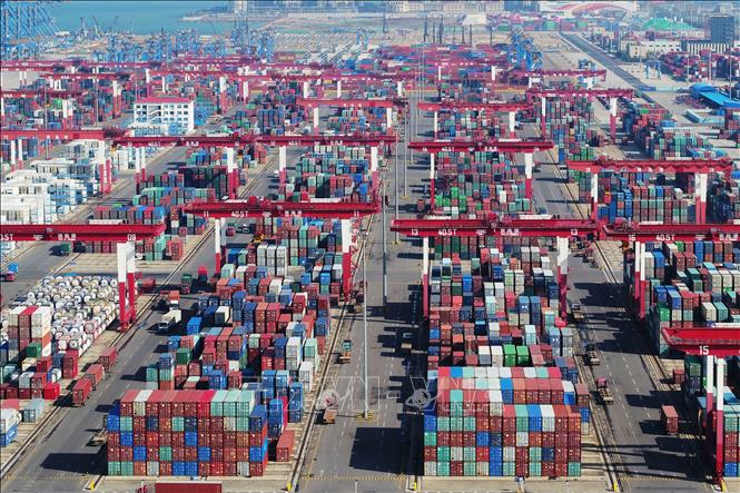 OECD đánh giá tăng trưởng toàn cầu ở mức 'dưới trung bình' Cảng container ở Thanh Đảo, tỉnh Sơn Đông, Trung Quốc. Ảnh: THX/TTXVN