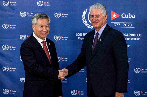 Trung Quốc khẳng định sẵn sàng thúc đẩy quan hệ hợp tác với Cuba Ủy viên Thường vụ Bộ Chính trị Đảng Cộng sản Trung Quốc Lý Hi và Chủ tịch nước Cộng hòa Cuba Miguel Diaz-Canel. (Ảnh: AFP)