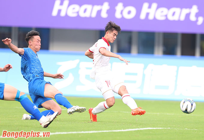 Văn Khang nâng tỷ số lên 3-0 cho Olympic Việt Nam